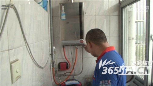 云顶国际售后为朱女士检测热水器