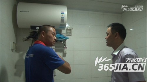 云顶国际售后正在为刘师傅讲解电热水器的安全使用规范